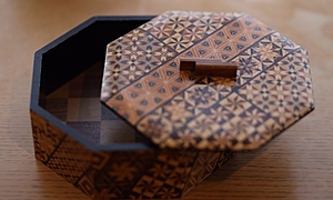 箱根寄木細工とは？歴史や魅力、作り方をご紹介