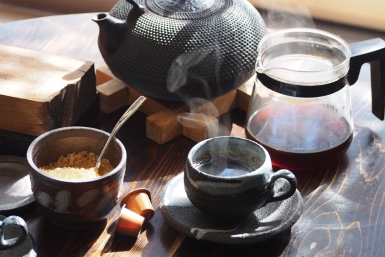 岩手県で受け継がれる伝統の技をご自宅に!!南部鉄器で沸かしたお湯は、口当たりが豊かで、まろやかになると言われています。お茶はもちろん、食べ物にもおススメです。日々の生活にぜひご利用下さい。  製造国:日本 …